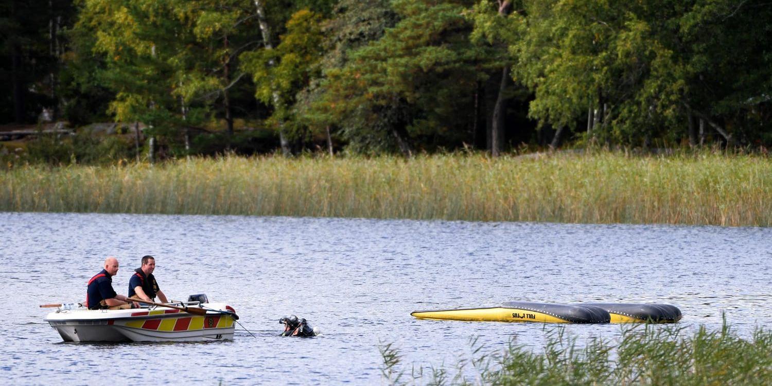 En man fördes till sjukhus efter att en mindre helikopter, en gyrokopter, kraschade i Drängsjön i Åkersberga i Österåker kommun. Hans liv gick inte att rädda.
