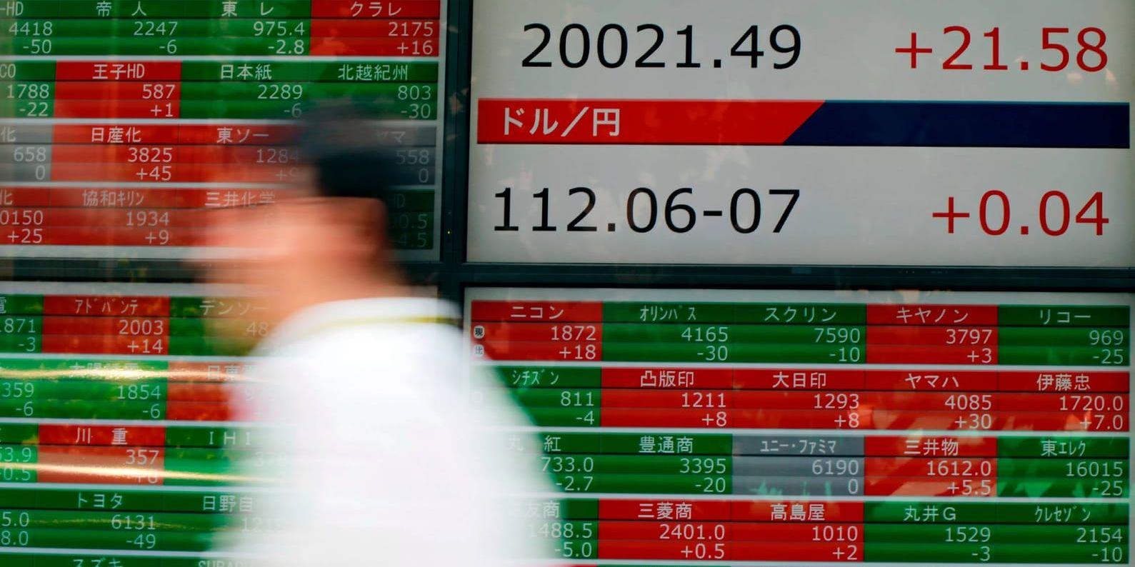 De ledande börserna i Asien inledde veckan nedåt. Arkivbild.