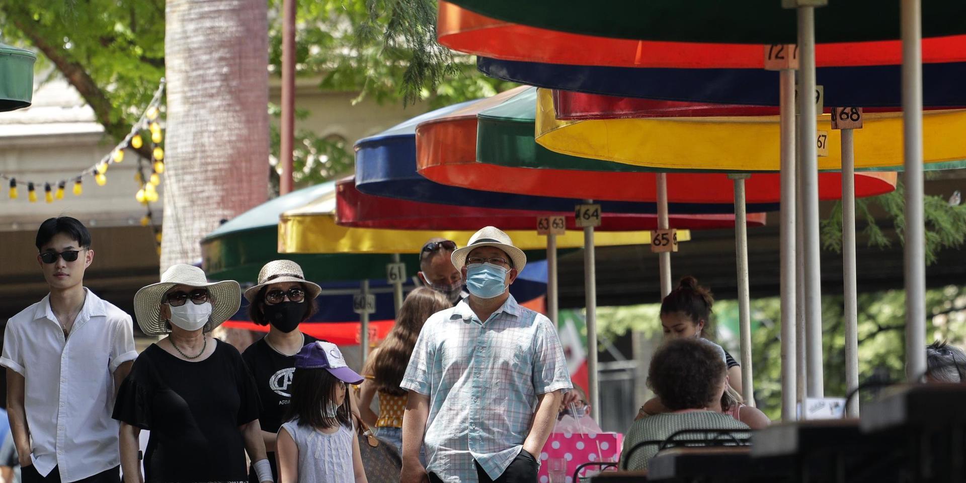 Besökare med munskydd strosar i San Antonio i Texas, en av de USA-delstater där smittspridningen av det nya coronaviruset nu ökar. 