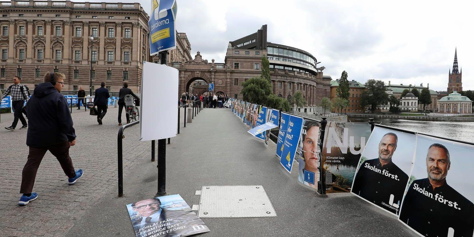 Valaffischer vid riksdagshuset i Stockholm den 10 september – dagen efter valet.