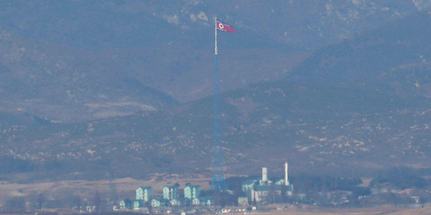 En enorm flagga i Nordkorea, sedd från Sydkorea. Arkivbild.