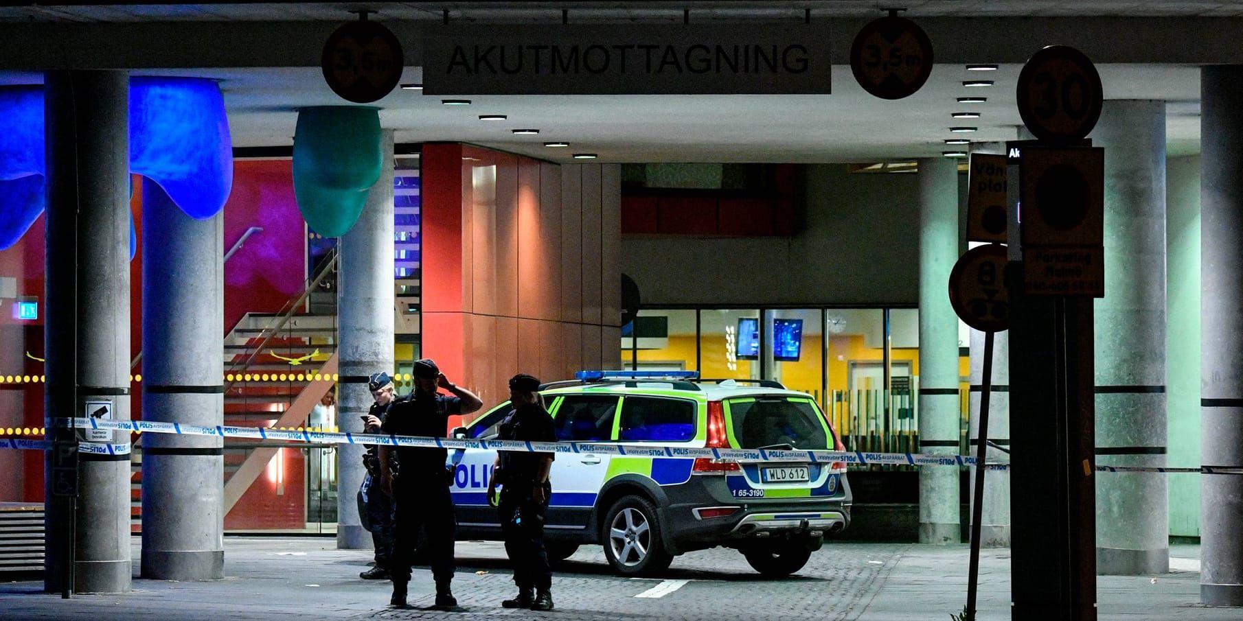 Polis på plats vid akuten i Malmö sedan en man skjutits till döds i stadsdelen Seved i juni. Arkivbild.