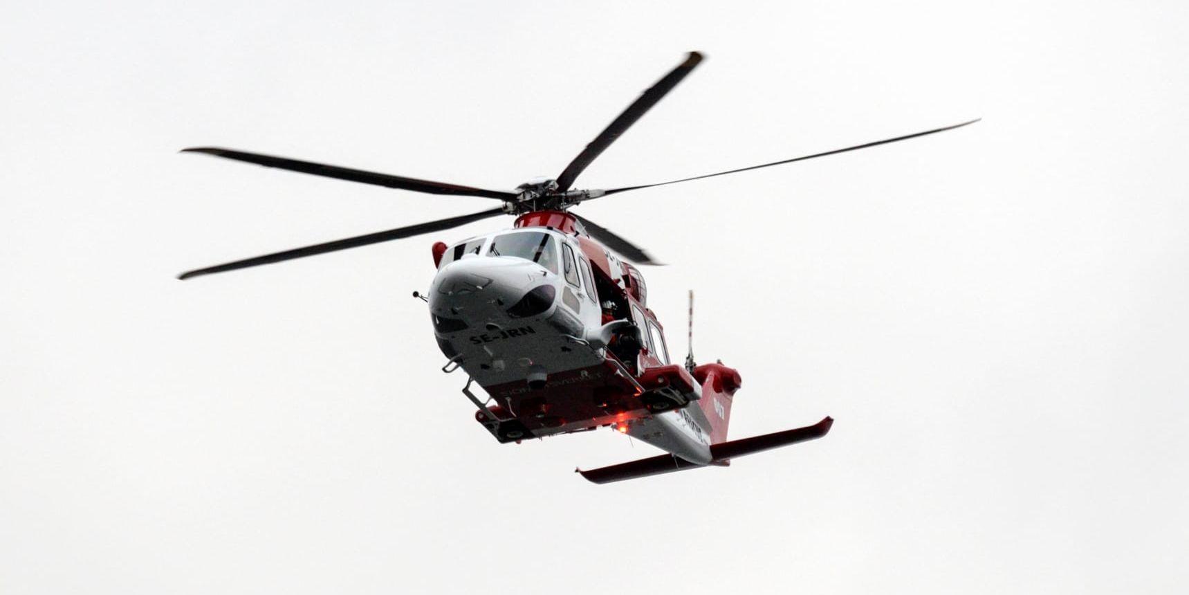 Bland annat en helikopter från Sjöfartsverket deltog i sökandet i vattnet utanför Halmstad. Arkivbild.