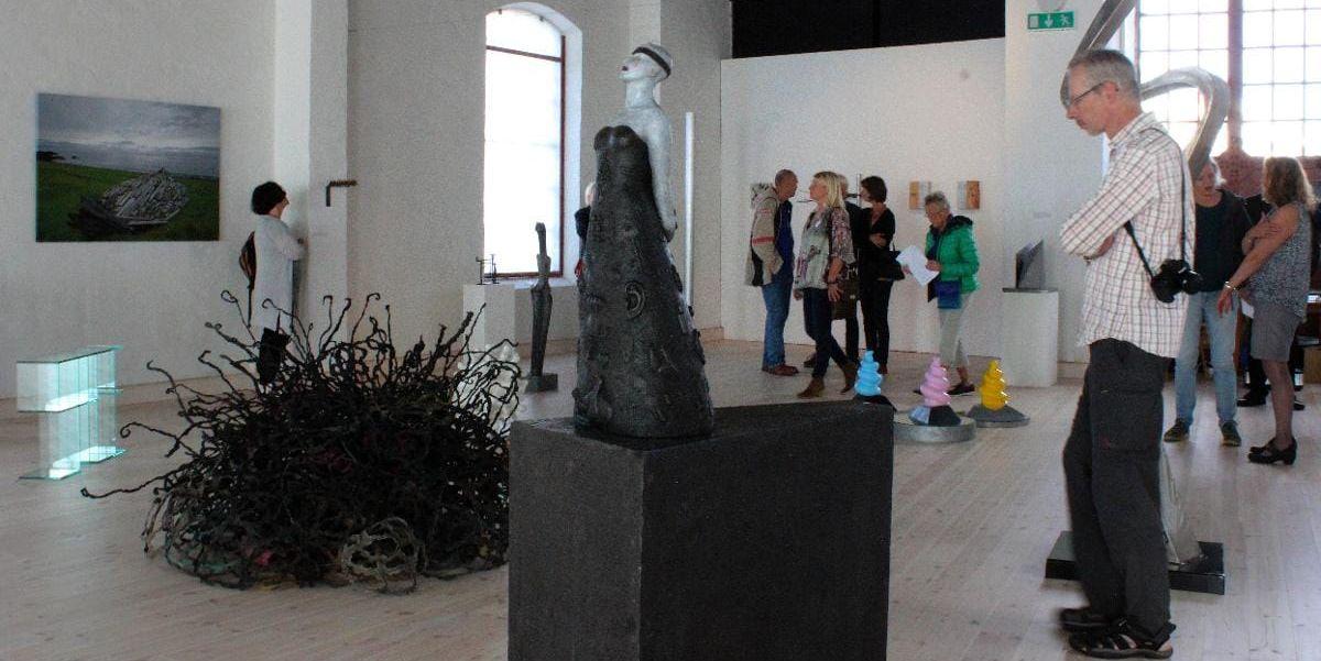 VERNISSAGE. Många kom till Lokstallet för att se skulpturutställningen. På bilden skulpturen Bolettas Bekymringsbunad av Anne Berit Nedland.