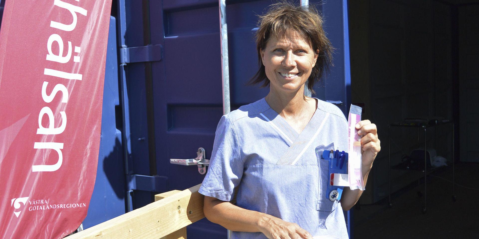 Åsa Lind, undersköterska på Närhälsan i Tanumshede, framför den container som använd för topsning och provtagning.