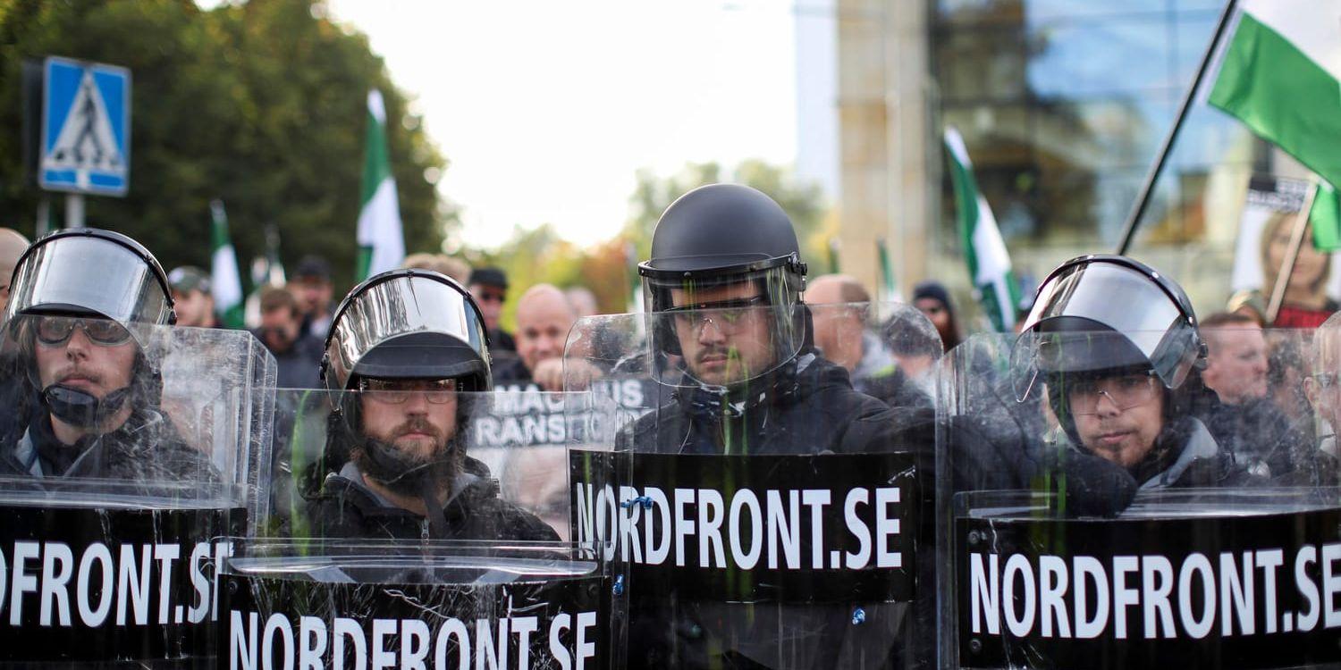 Demonstranter från Nordiska motståndsrörelsens (NMR) med sköldar, och fanor vid demonstrationen i centrala Göteborg. Arkivbild.
