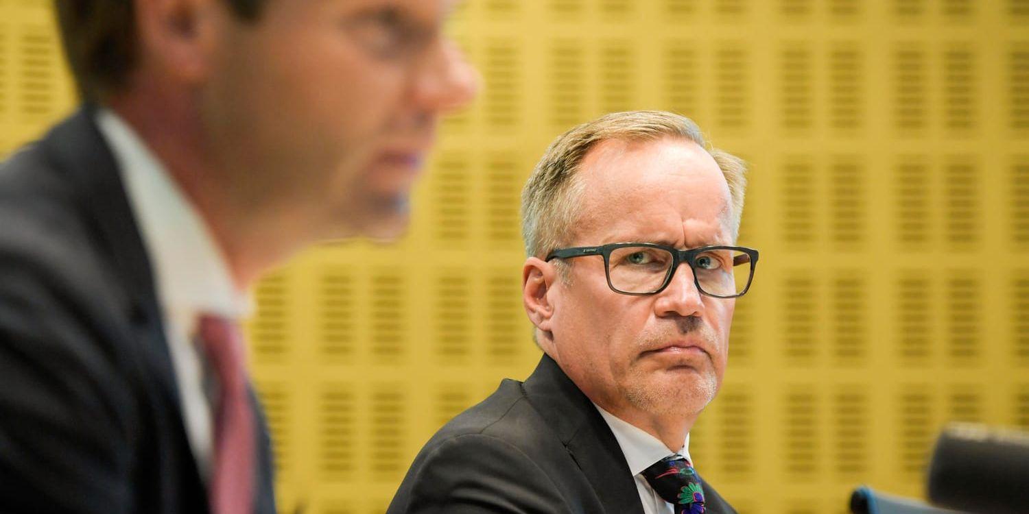 Rättens ordförande, chefsrådman Ragnar Palmkvist (till höger) och rådman Carl Rosenmüller under en presskonferens i samband med Stockholm tingsrätts dom mot Rakhmat Akilov.
