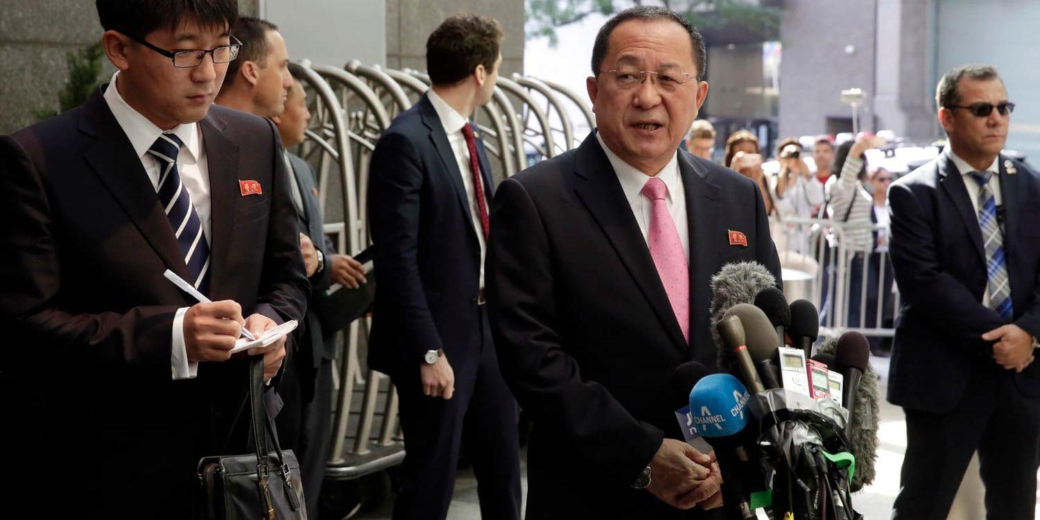 Nordkoreas utrikesminister Ri Yong-Ho talade till pressen genom en tolk utanför FN-skrapan i New York.