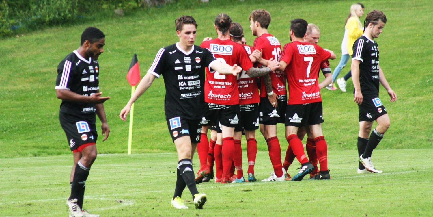 GIF-glädje. Stenungsundsspelare deppar när Jonas Henriksson gratuleras efter att ha gjort 2-0. 