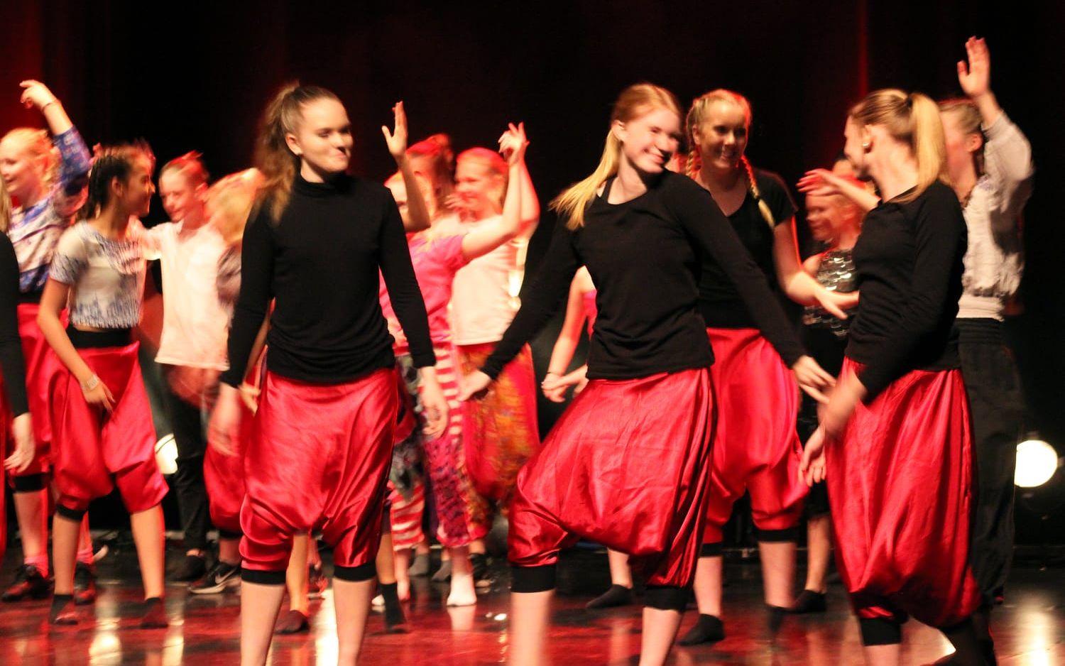 Kulturskolans rödklädda dansare
