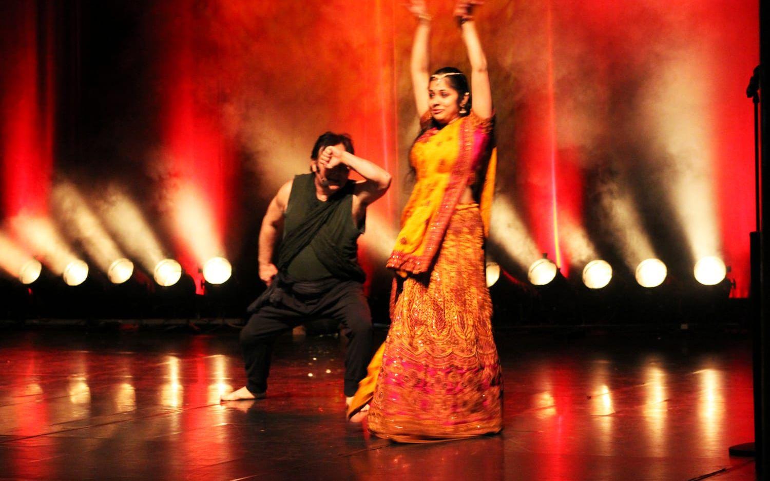 Indiska dansare i Strömstads Bollywoodopera.
