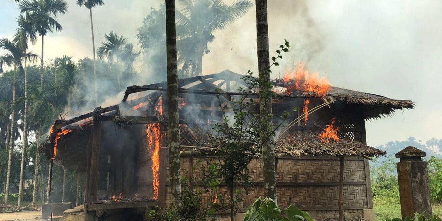 Brinnande hus i byn Gawdu Zara i Rakhine i Burma. Arkivbild.