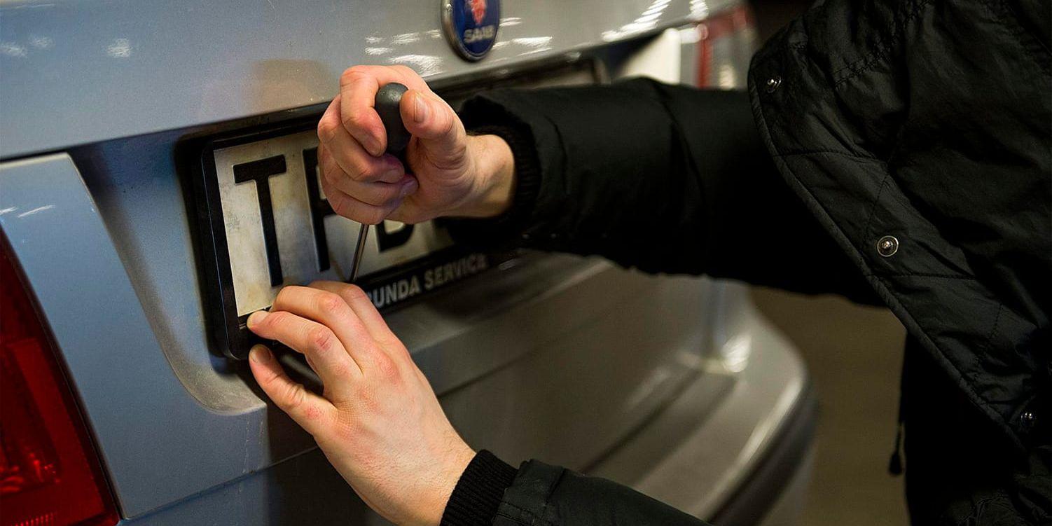 En man i Sundsvall misstänks för märkesförfalskning, sedan registreringsskyltarna på hans bil bytts ut vid flera tillfällen. Arkivbild.