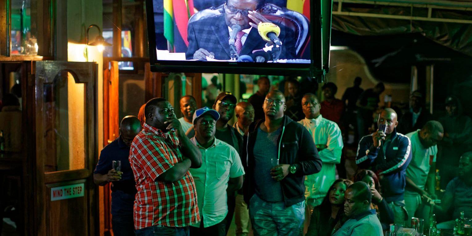 Besvikna zimbabwier ser president Robert Mugabes direktsända tal till nationen. Hans aviserade avgång uteblev dock.