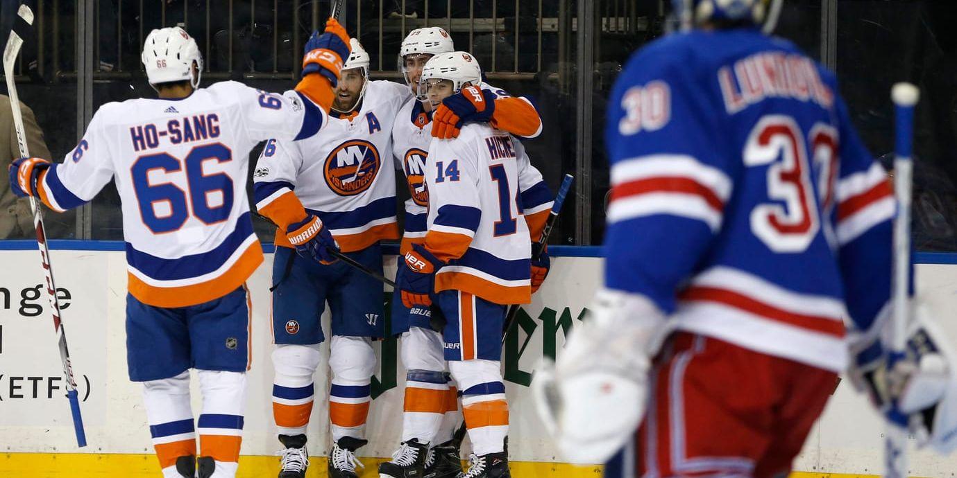 New York Rangers målvakt Henrik Lundqvist fick se New York Islanders fira.