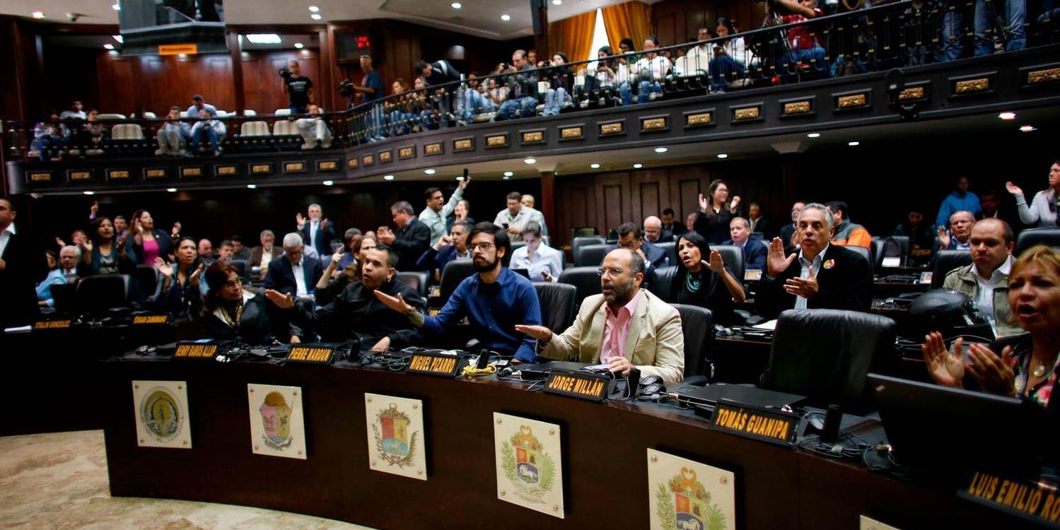 Oppositionspolitiker i Venezuela skriker "fusk, fusk" i parlamentet.