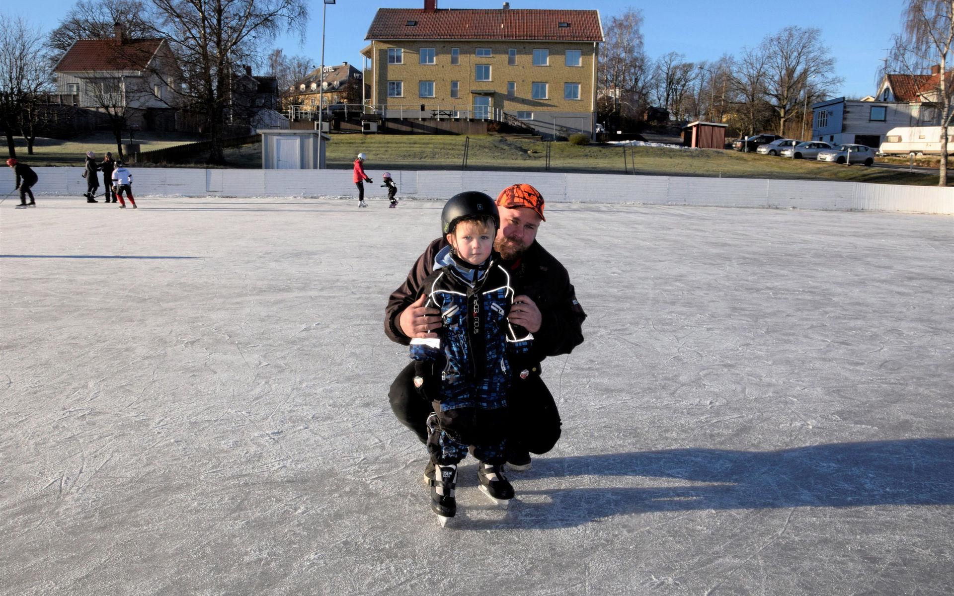 Peter Karlsson försökte lära sonen Gustav att åka skridskor.