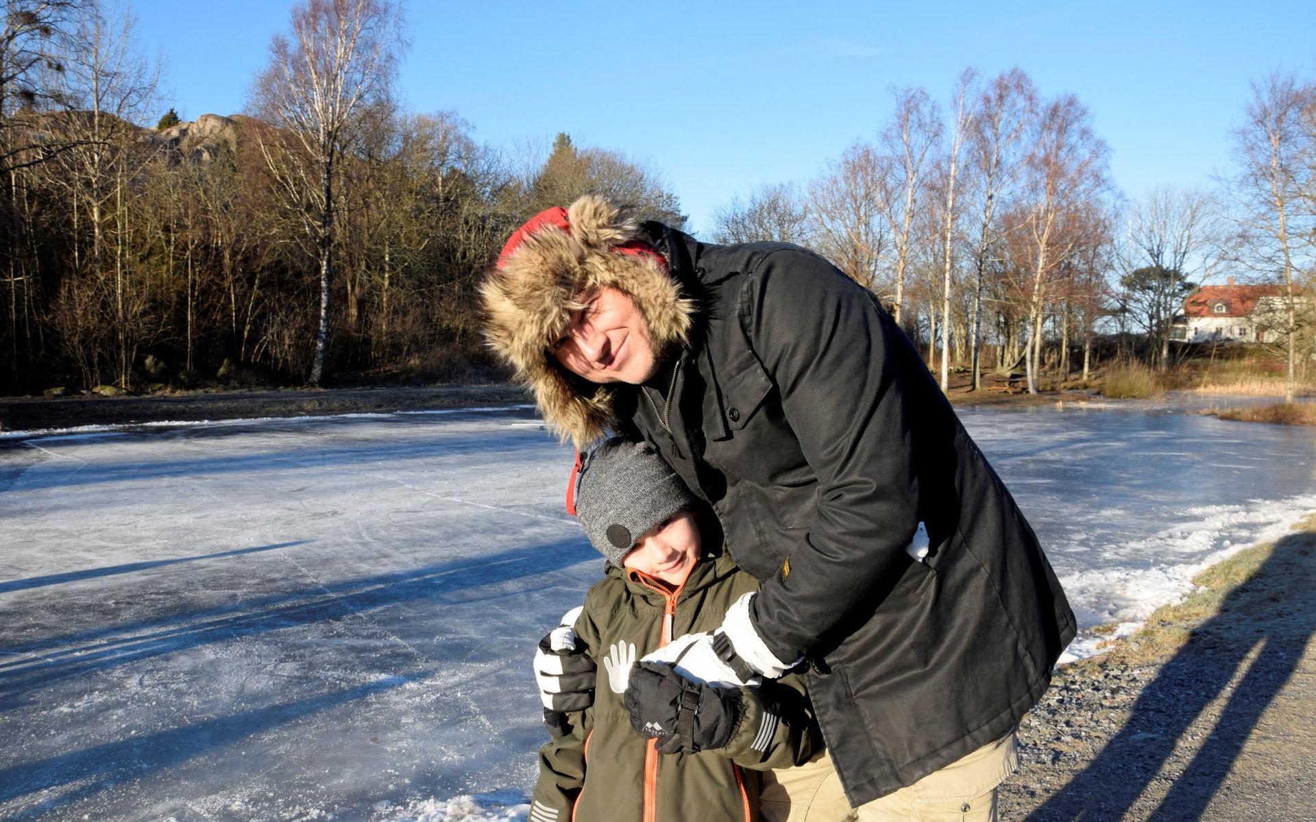 Tobias Marberger och sonen Alvin funderade på att åka och köpa skridskor när de såg hur roligt de andra hade på Bryggdammen i Grebbestad.