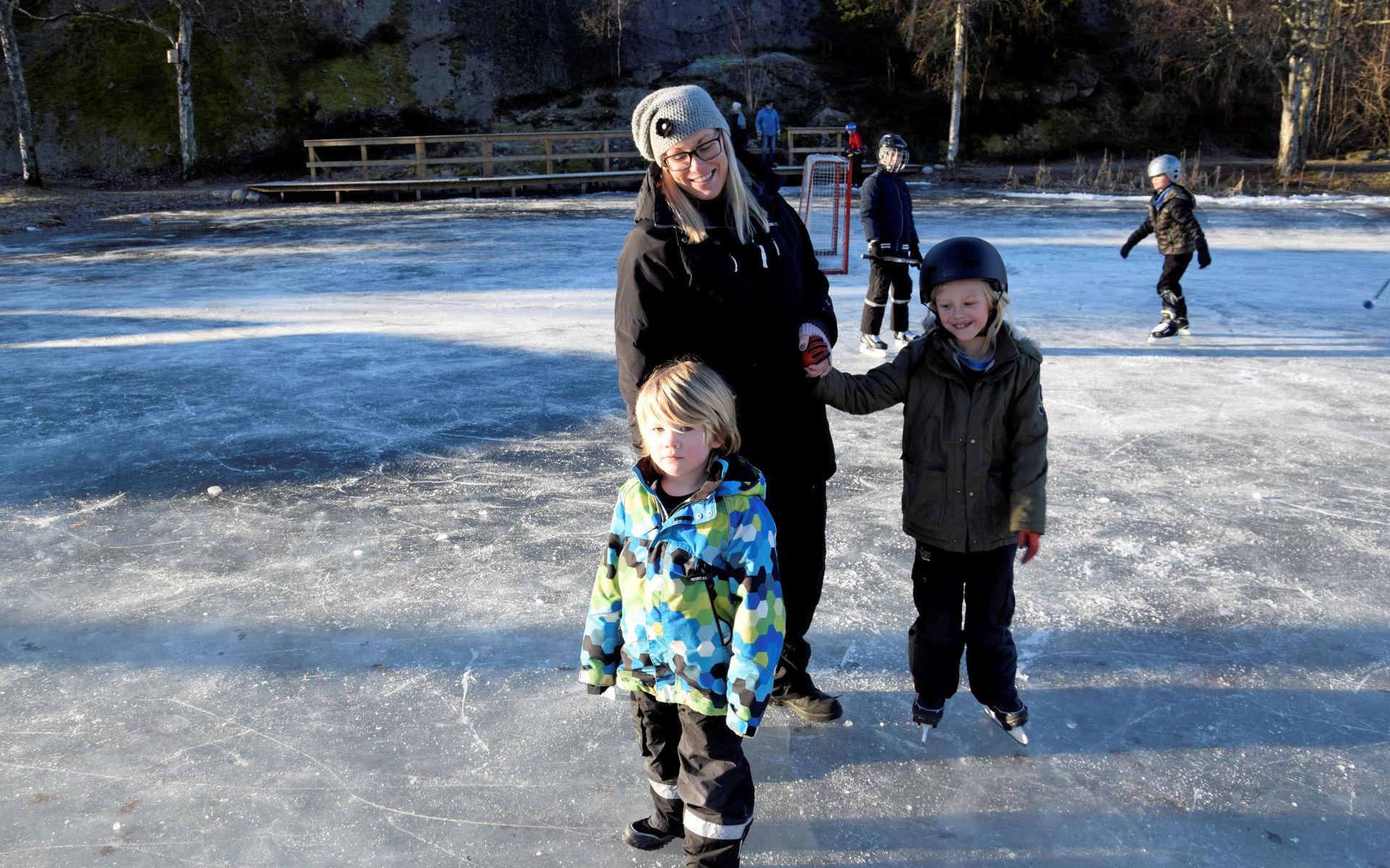 Här står Emma Arvidsson tillsammans med sönerna Malte och Ville.