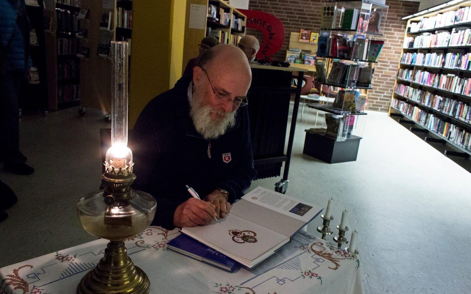 Signerar.  Allan Olsson fick signera sina och hustruns böcker om Kiddön när han berättat om skutskepparlivet.