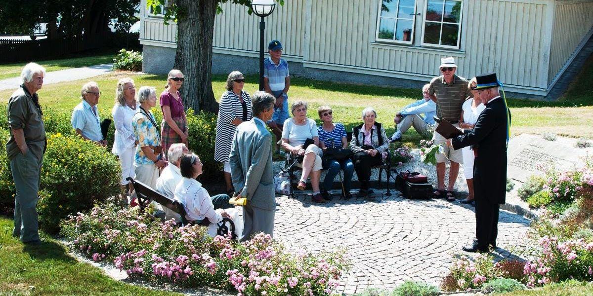 Minnesstund. Konserten med tonsatt poesi av Ebba Lindqvist föregås traditionellt av minnesstund vid hennes egen plats. Här är det 2014.