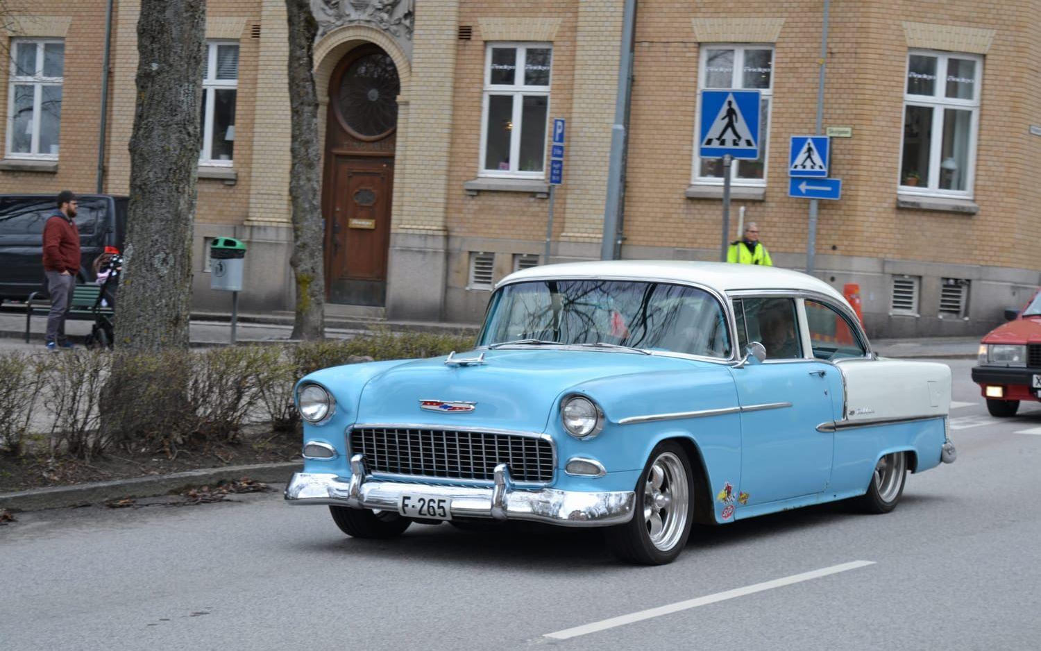 Bil, efter bil, rullade in i Strömstad. Bild: Ulf Blomgren