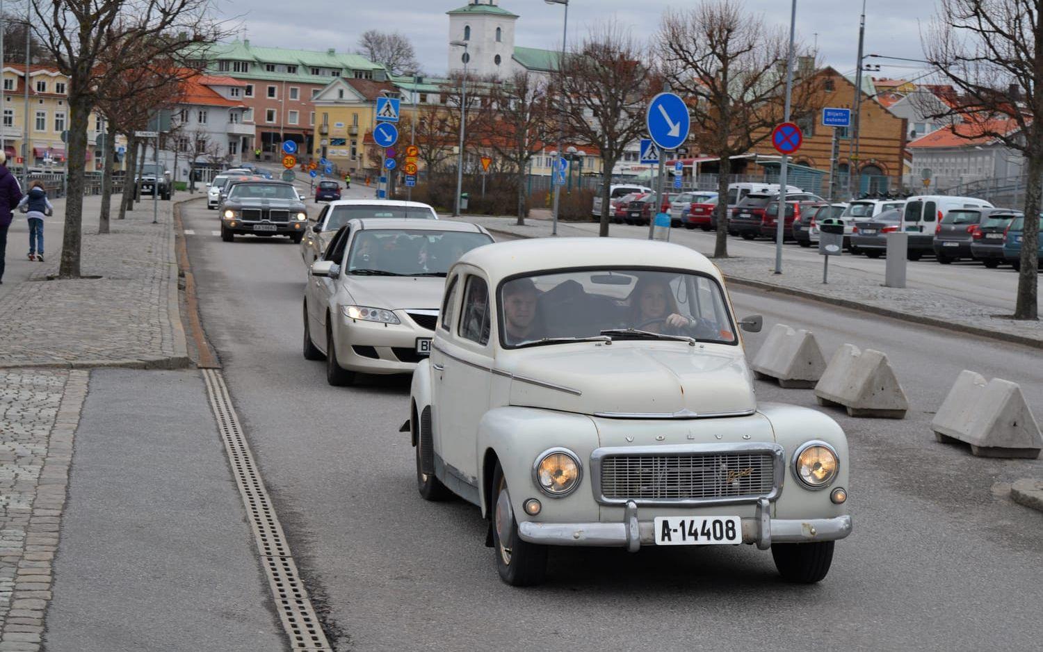 Både gamla och nya bilar kom för att cruisa runt i Strömstad. Bild: Ulf Blomgren