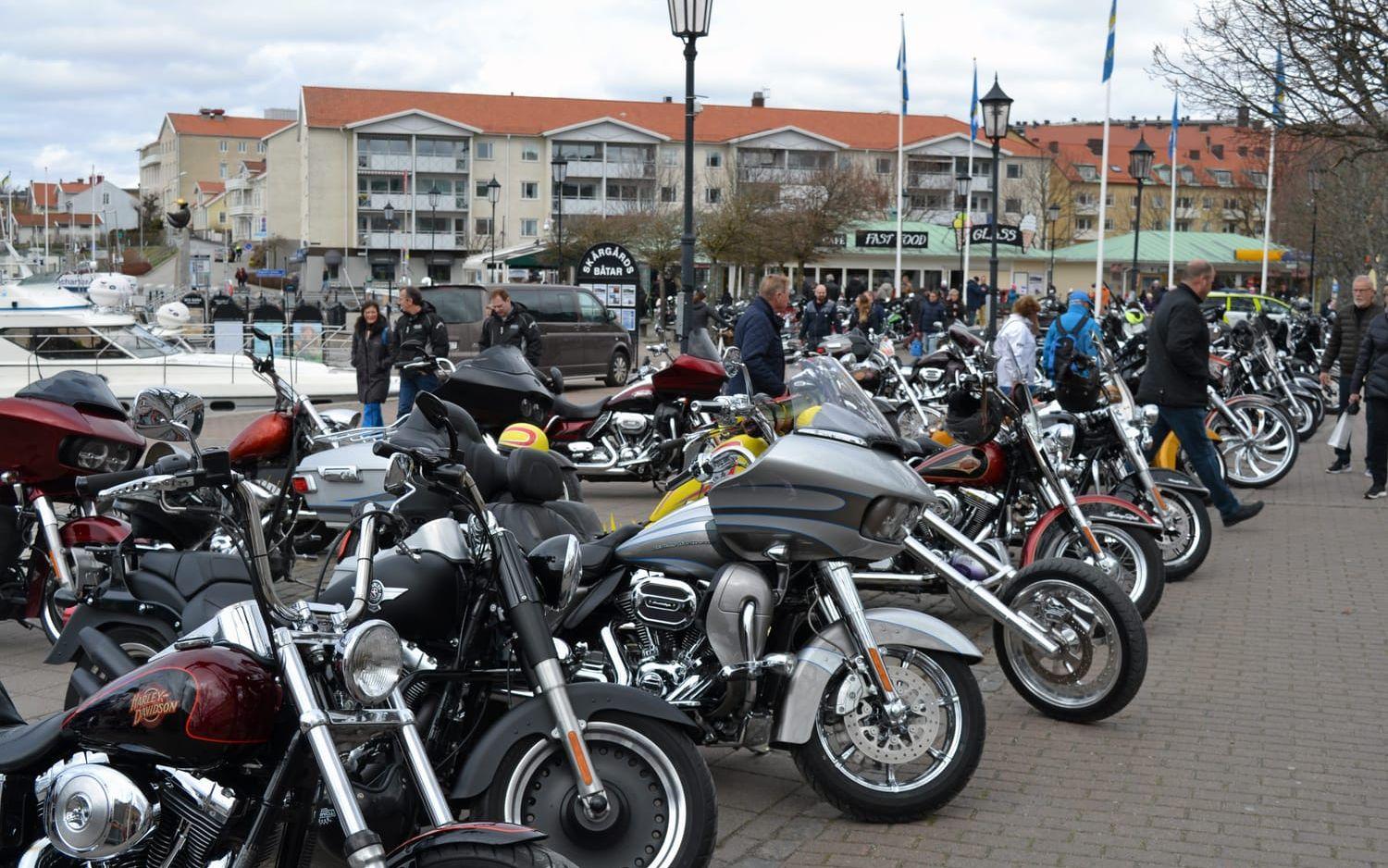 Hundra motorcyklar modell HD kom från Norge. Bild: Ulf Blomgren