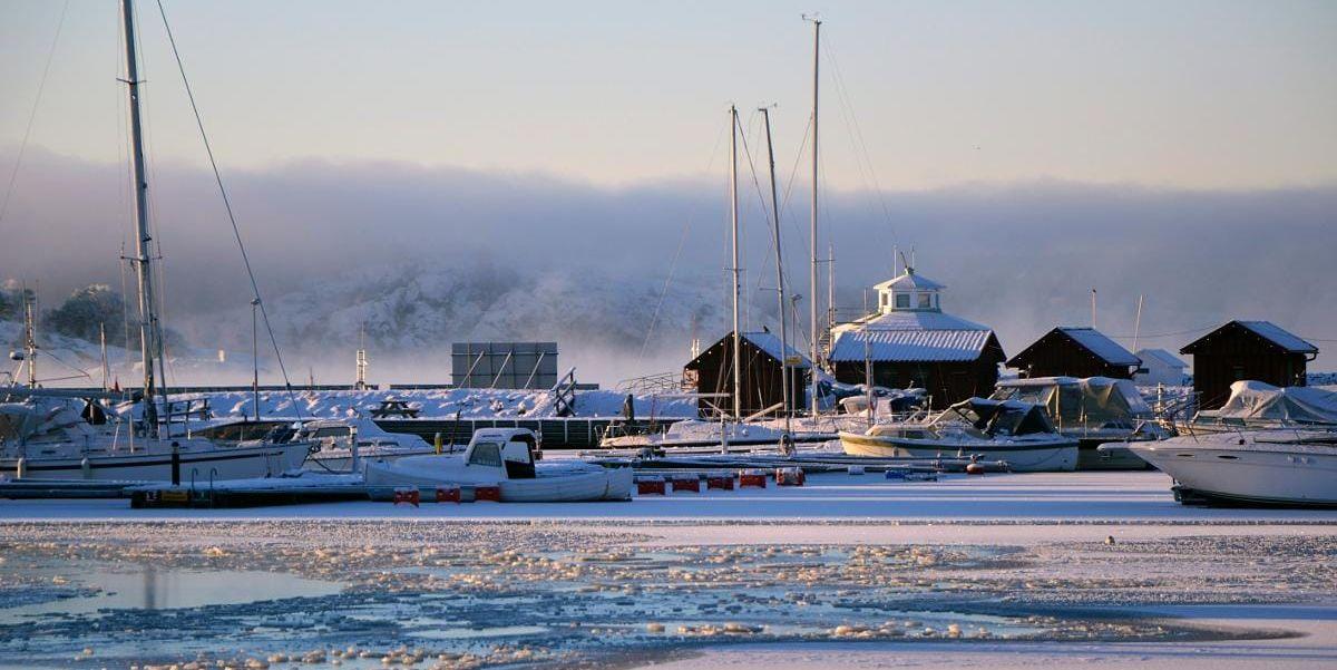Den här bilden är tagen i Södra hamnen i Strömstad i mitten av januari förra året. Nu väntas åter kyla dra in, men dock lyser snön med sin närvaro.