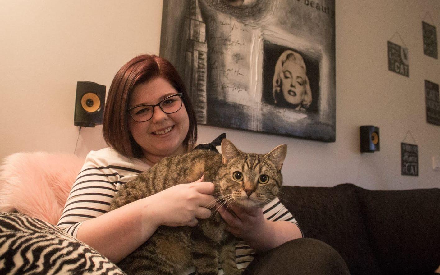 Mimmi Hogeus bor i det nyaste hyreshuset i Mällby med katten Hebbe lille. Bild: Jakob Simonson