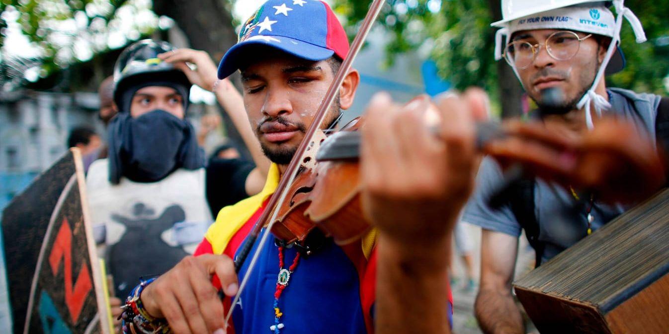 Wuilly Arteaga har väckt regimens missnöje i Venezuela genom att spela fiol på gatorna under demonstrationer. Han greps i torsdags och ska ställas inför rätta, enligt organisationen Foro Penal. Arkivbild.