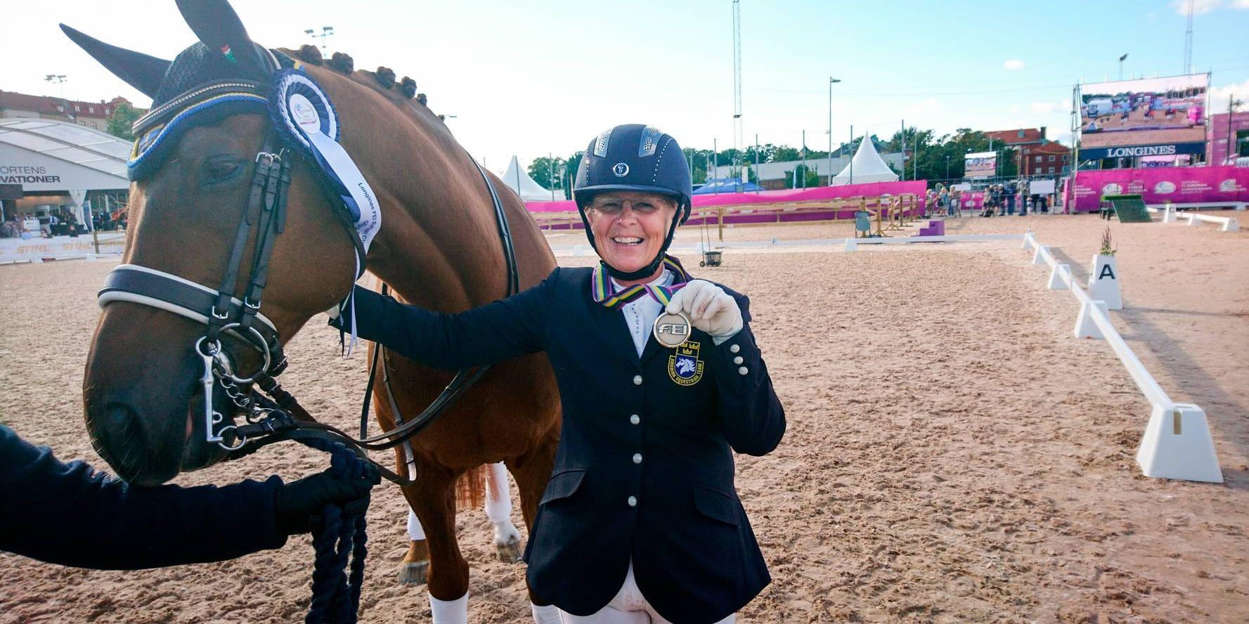 Louise Etzner Jakobsson med sin bronsmedalj och hästen Zernard. Nu hoppas hon på ännu en individuell medalj i kür.