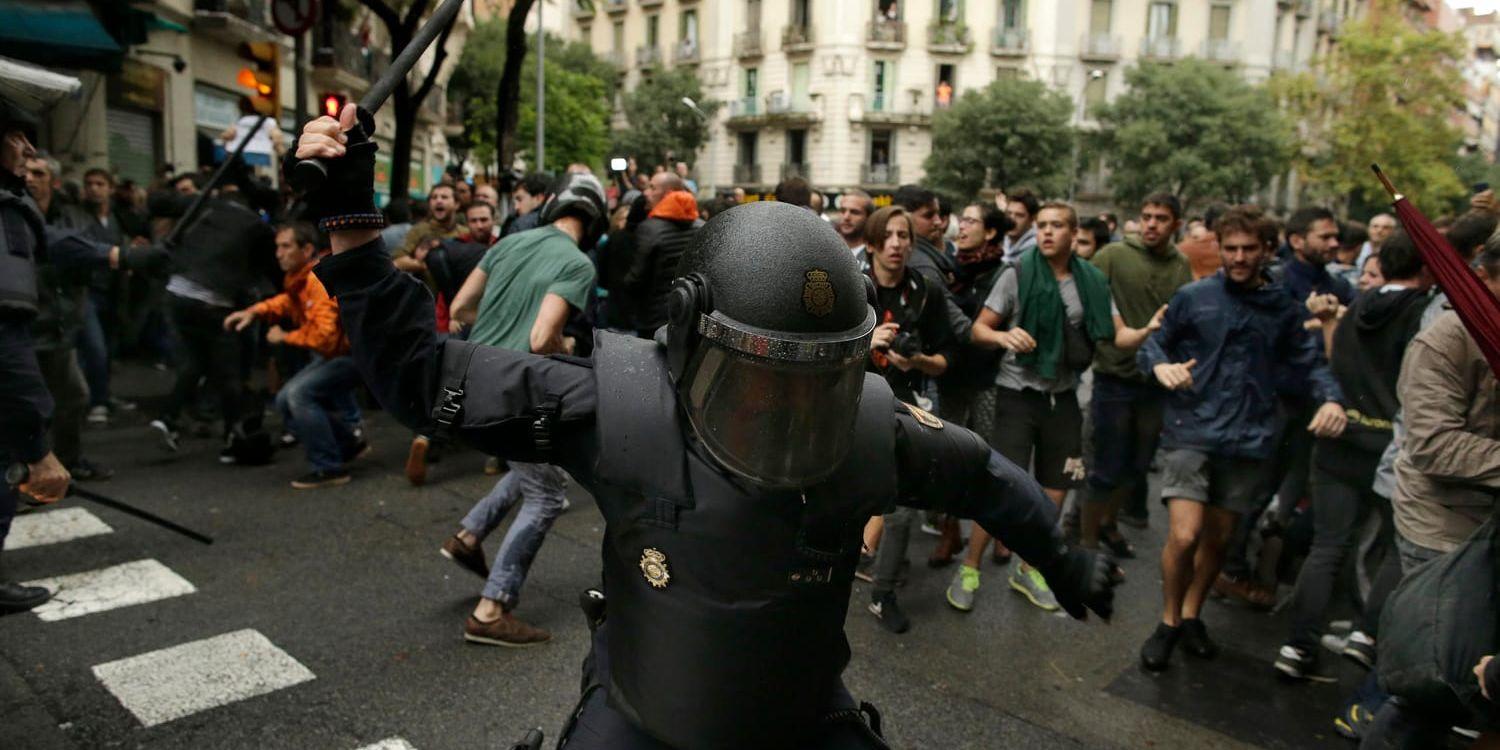 Den katalanska regionregeringen meddelade sent på söndagskvällen att drygt 90 människor skadats under söndagens folkomröstning i Katalonien.