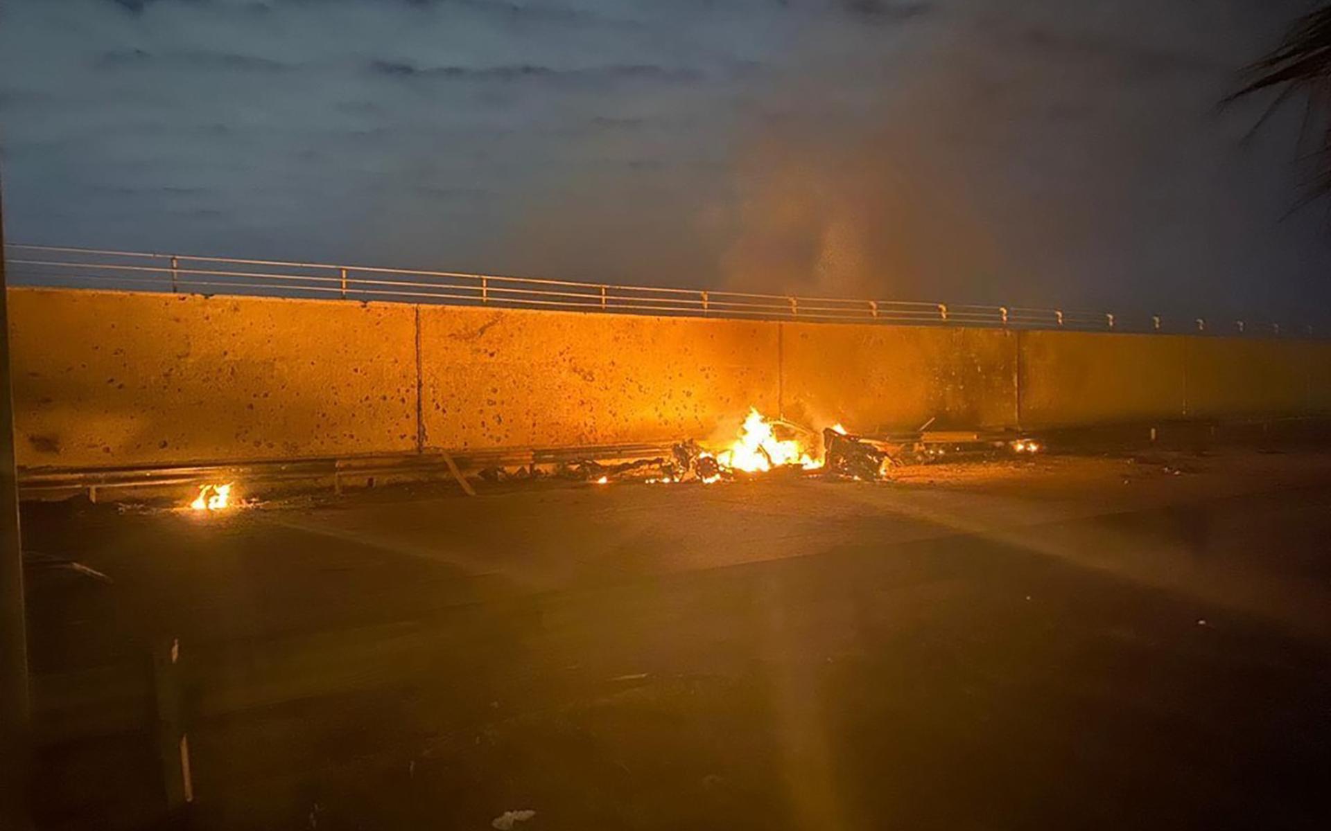 På foton släppta av Iraks premiärministers pressavdelning ses ett brinnande fordon vid Bagdads internationella flygplats efter en raketattack tidigt på morgonen den 3 januari. Pentagon har gått ut med att man dödat Qassem Soleimani, chef för Irans specialstyrka Quds.
