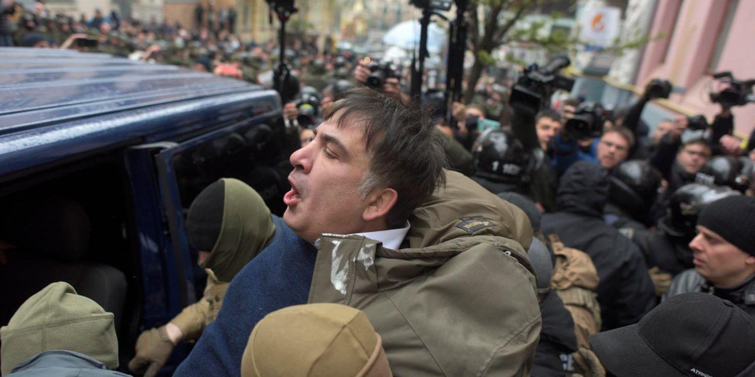 Den före detta georgiske presidenten Micheil Saakasjvili fritogs ur en polisbil i centrala Kiev av en uppretad folkmassa kort efter att han gripits av polis.