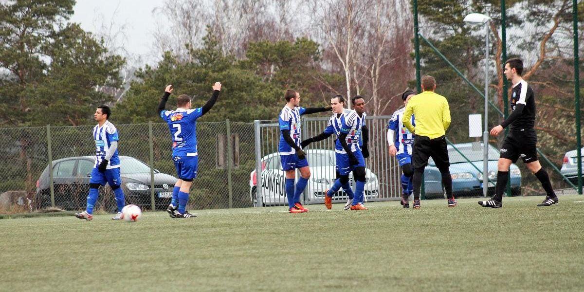 Målfirande. Mohamed Bozakraft gjorde matchens första mål i genrepet på Strömsvallen på påskdagen. På söndag är det seriepremiär.