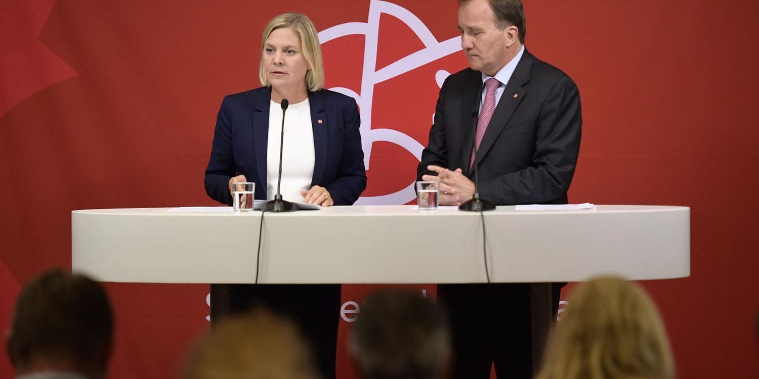 Finansminister Magdalena Andersson och statsminister Stefan Löfven presenterar Socialdemokraternas valmanifest och föreslår en extra veckas ledighet för föräldrar vid skollov, studiedagar eller terminsstart.