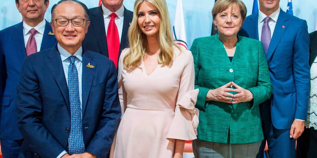 Ivanka Trump, i mitten, omgiven av, från vänster till höger, Japans premiärminister Shinzo Abe, Världsbankens chef Jim Yong Kim, USA:s president Donald Trump, Tysklands förbundskansler Angela Merkel och Kanadas premiärminister Justin Trudeau på G20-mötet i Hamburg.