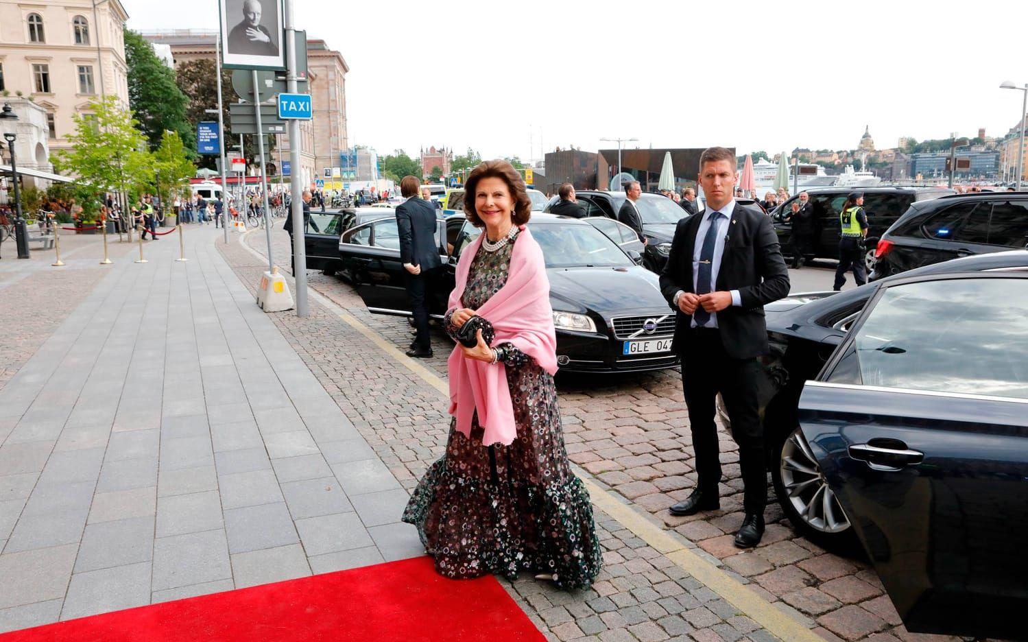 Drottning Silvia anländer till en bankett för årets polarpristagare på Grand Hotel. Foto: TT