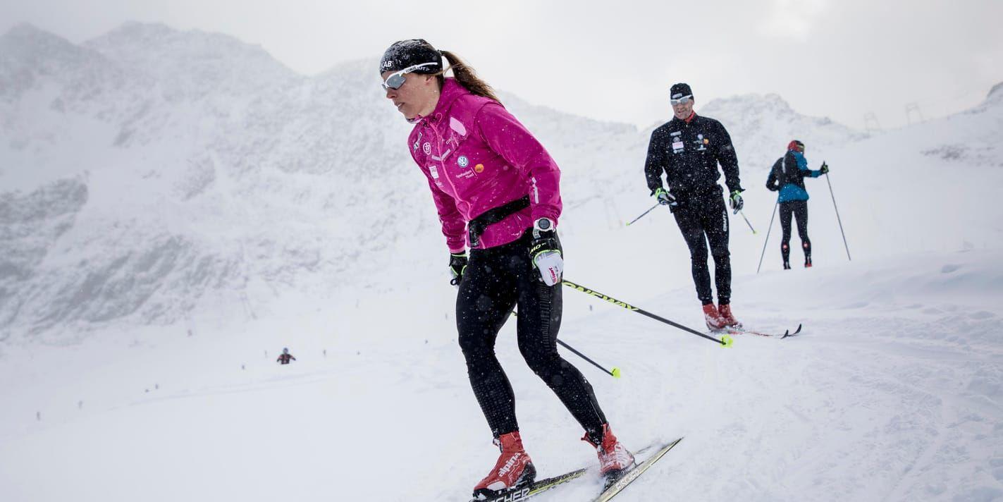 Charlotte Kalla tränar på hög höjd på Val Senales-glaciären i italienska Sydtyrolen.