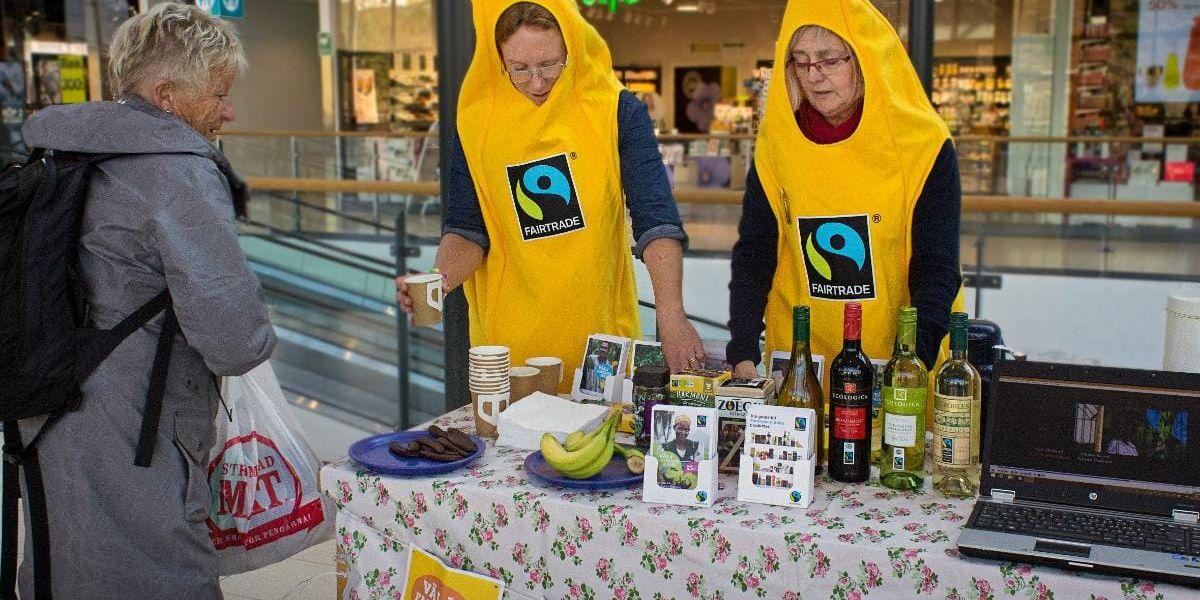 Rättvisa bananer. Therese Lomgård och Margareta Nordström serverar rättvist fika på gallerian 2015.