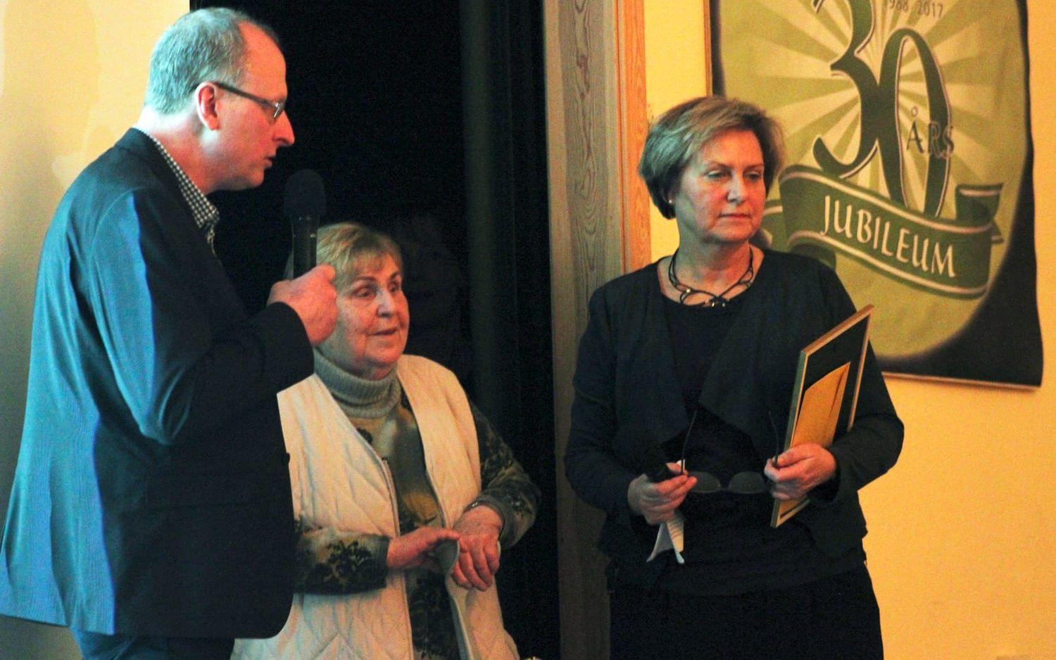 Roger Wallenten och Syrene Johansson delar ut tillgänglighetspriset till Kerstin Sjögren (i mitten)
