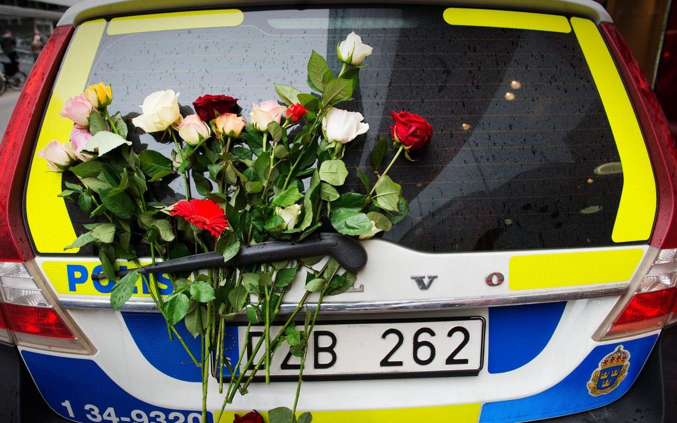 De senaste dagarna har många visat sin kärlek för polisen och räddningstjänsten. Foto: Stefan Berg

