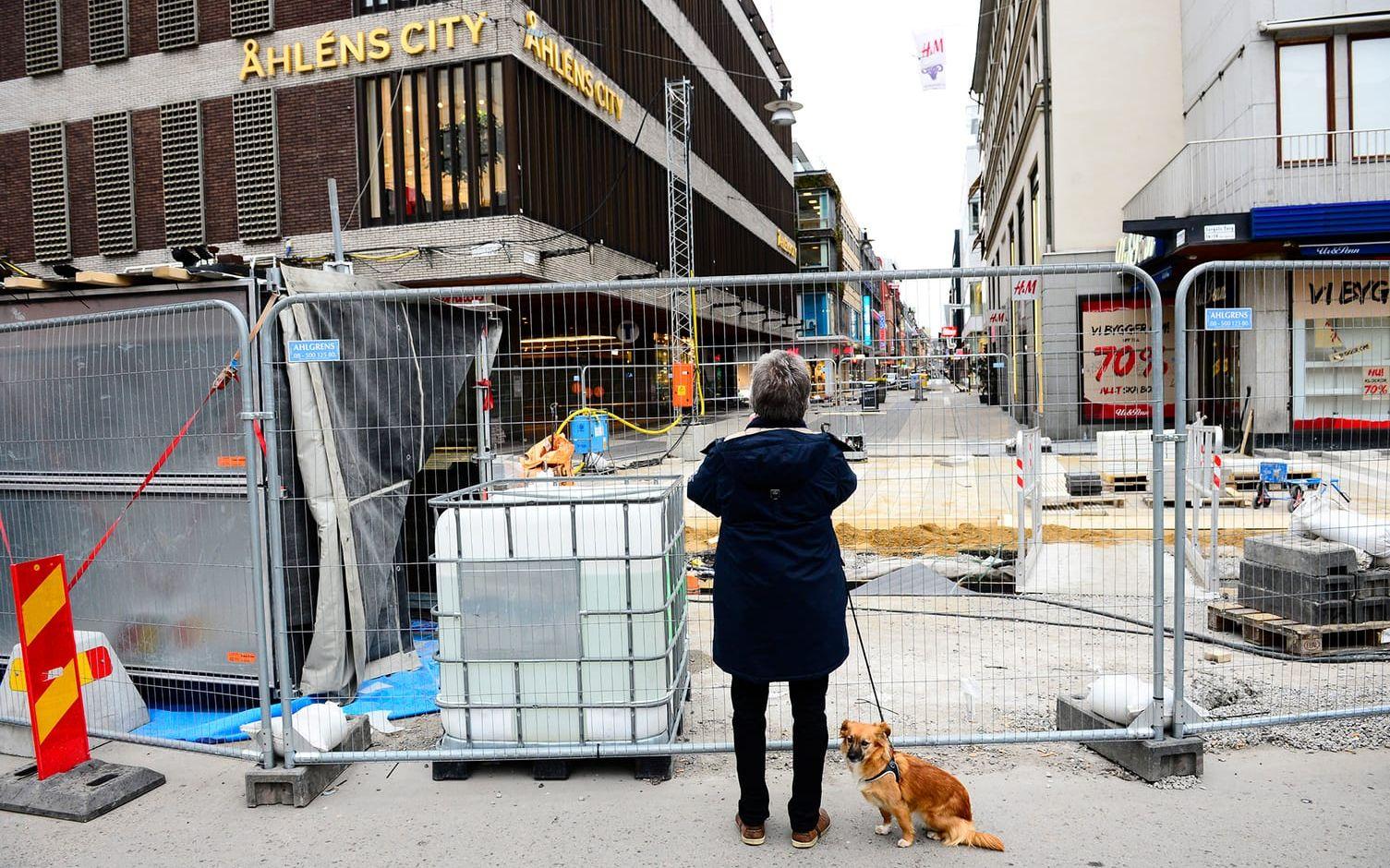 Dagen efter attentatet i centrala Stockholm var området kring mordplatserna fortsatt avstängt för teknisk undersökning. FOTO: Stefan Berg

