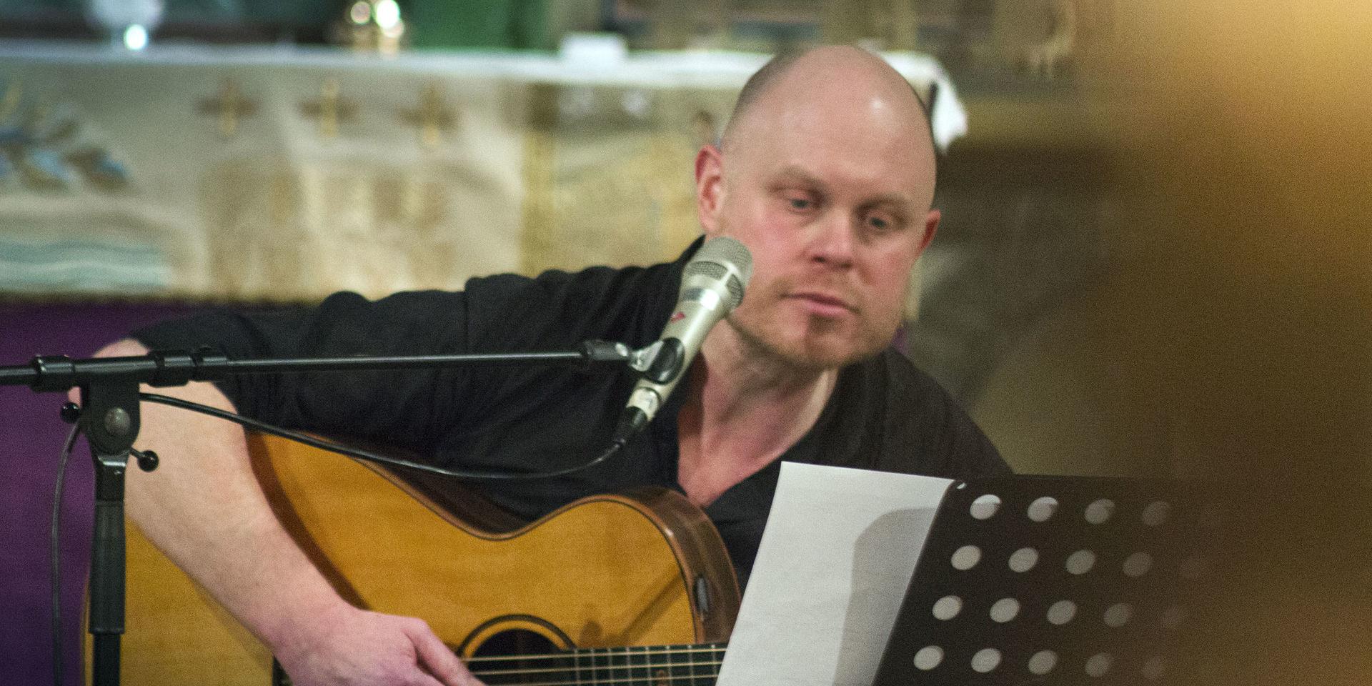 Anders Ådin spelar med Åke Candell i Tjärnö kyrka på lördag.
