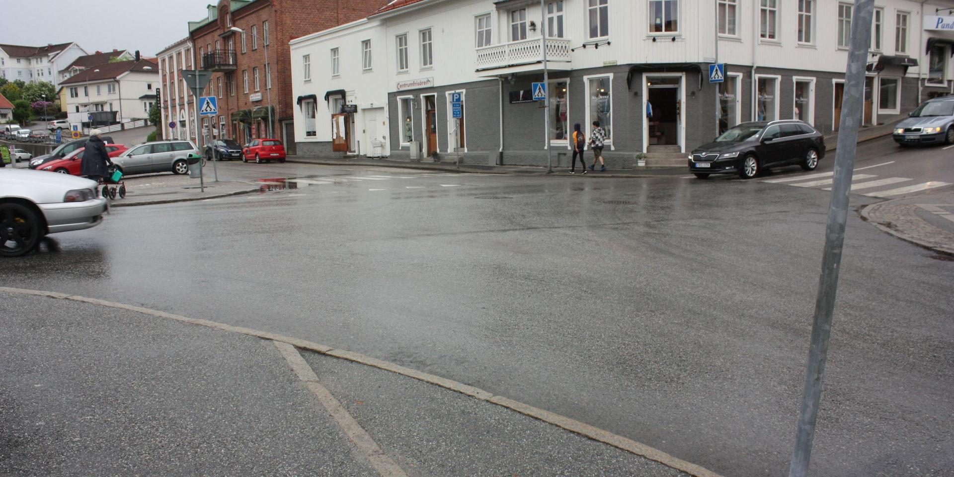 Krock. En bil och moped kolliderade i centrala Strömstad. Den 15-åriga mopedföraren var vaken och talbar vid olycksplatsen men fördes till sjukhus. 