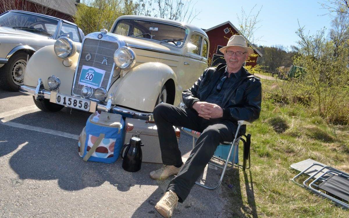 Utflyktsdag. Överby classic rally anordnades för elfte gången och Roger Viktorsson tog det lugnt inför starten vid sin Mercedes från 1952.