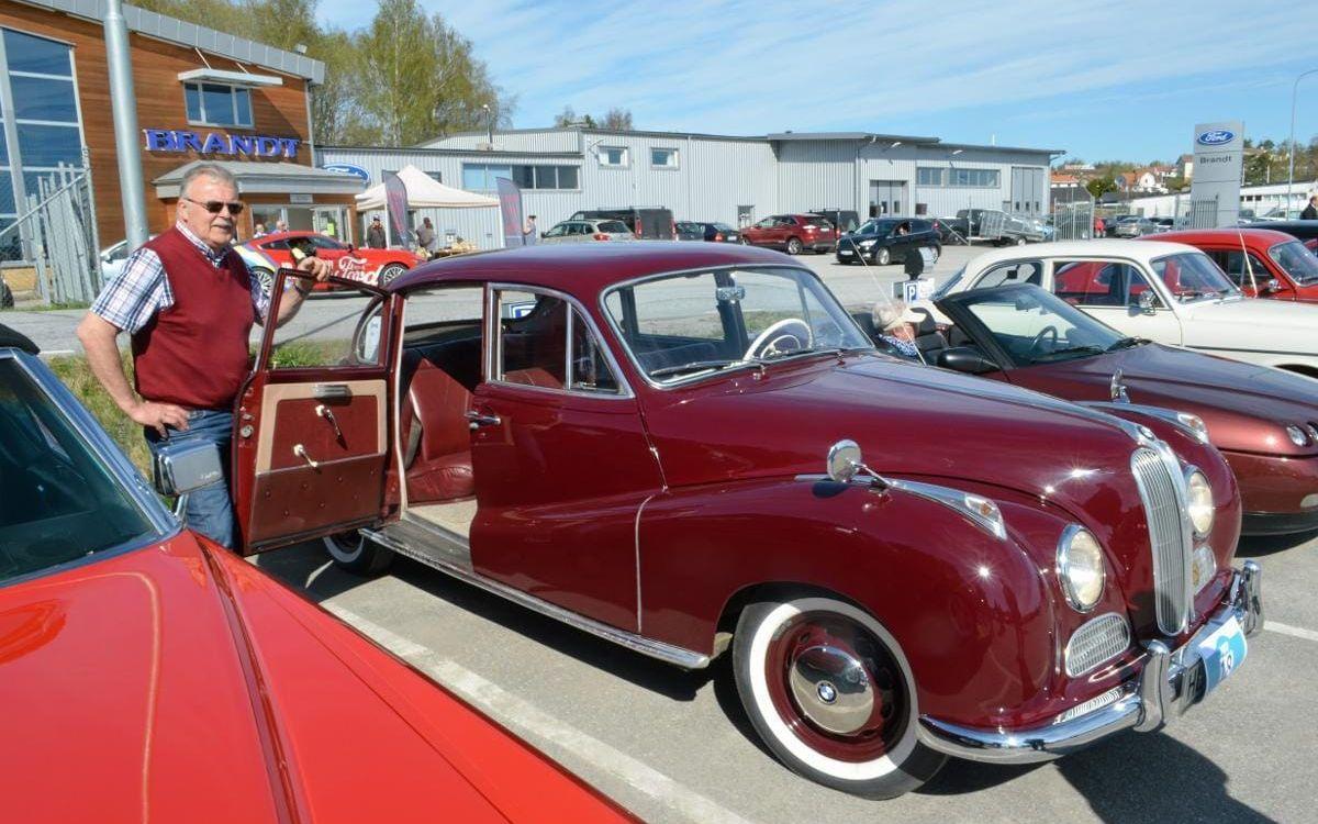 Fin kärra. Leif Kristiansson berättar att många brudpar uppskattar att få åka i hans BMW från 1956.