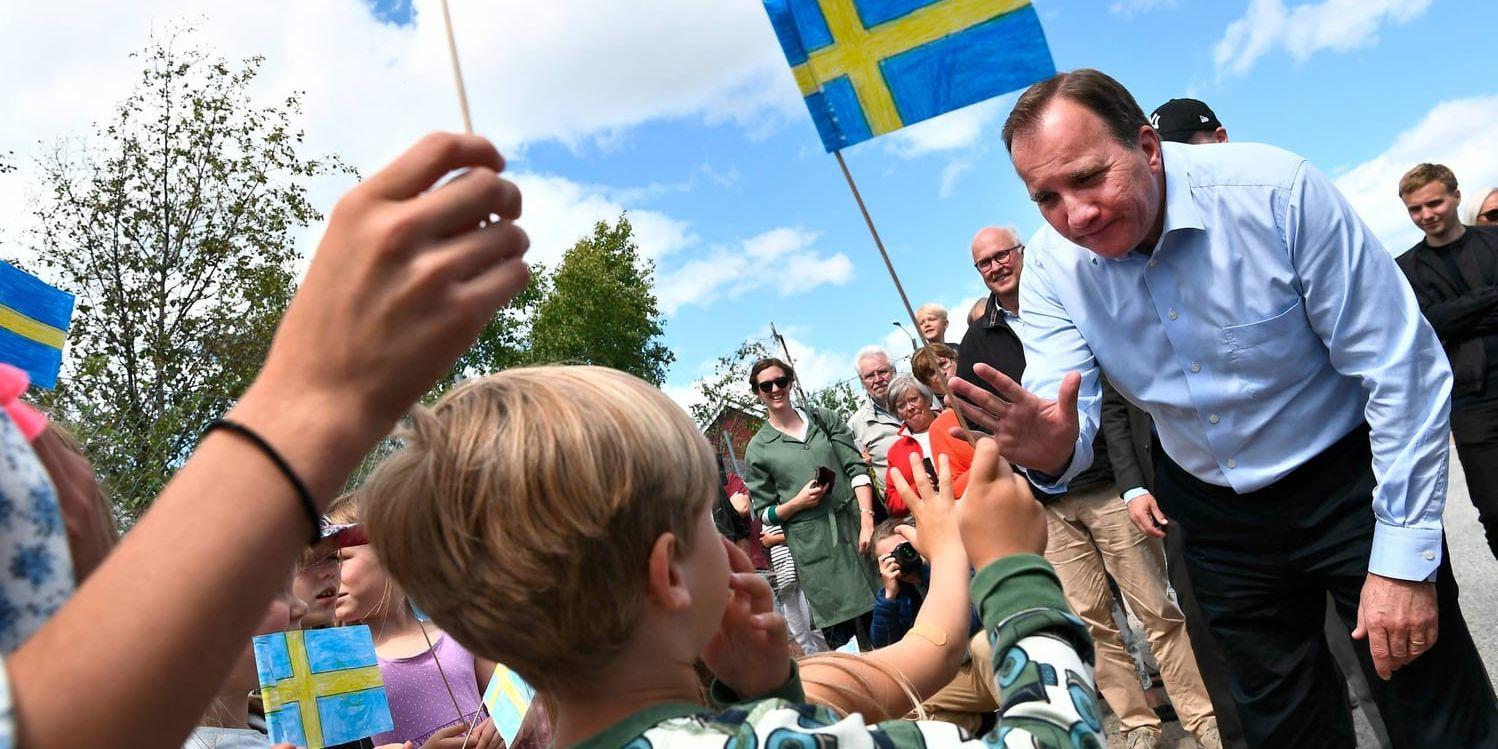 Statsminister Stefan Löfven (S) tas emot av fritidsbarn när han anländer till Hasslö på måndagen.