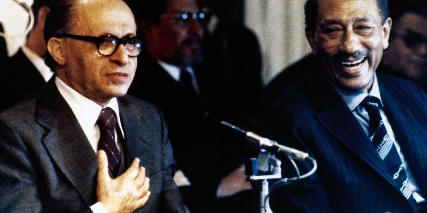 Menachem Begin och den besökande Anwar Sadat håller presskonferens i Jerusalem den 21 november 1977.